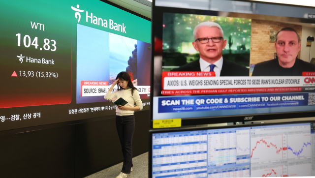 미국, 이스라엘과 이란 간 전쟁 여파로 걸프 지역 원유 공급망이 크게 흔들리는 가운데 9일 서울 중구 하나은행 본점 딜링룸에 국제유가가 표시돼 있다. 연합뉴스
