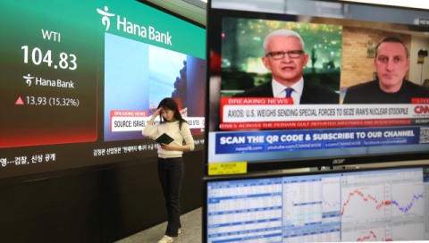 유가 100달러↑·환율 1500원 턱밑·코스피 폭락…한국경제 '트리플 충격'