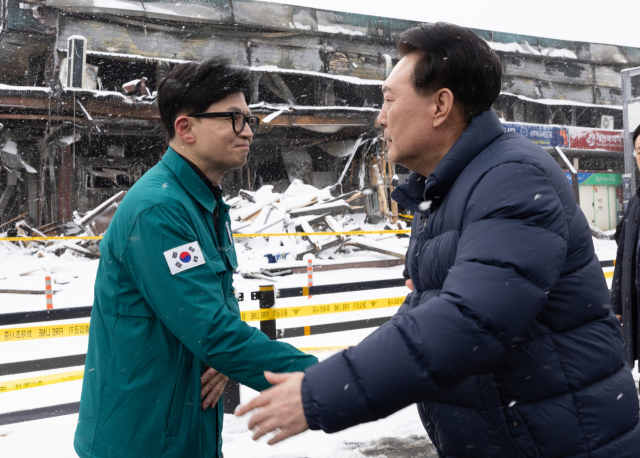 2024년 1월, 윤 대통령과 한 비대위원장이 정면 출돌한 지 이틀 만에 방문한 서천 특화시장 화재 현장. 연합뉴스