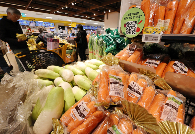 6일 서울의 한 대형마트에서 시민들이 장을 보고 있다. 국가데이터처가 이날 발표한 