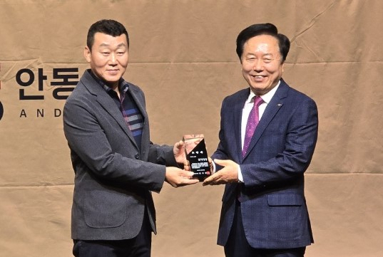 경동나비엔 안동.도청대리점 이진우 대표가 지난해 대형 산불피해 당시 이재민들을 위해 4억원 상당의 전기매트를 지원한 사실이 뒤늦게 알려지면서 화제다. 경동나비엔 안동.도청대리점 제공