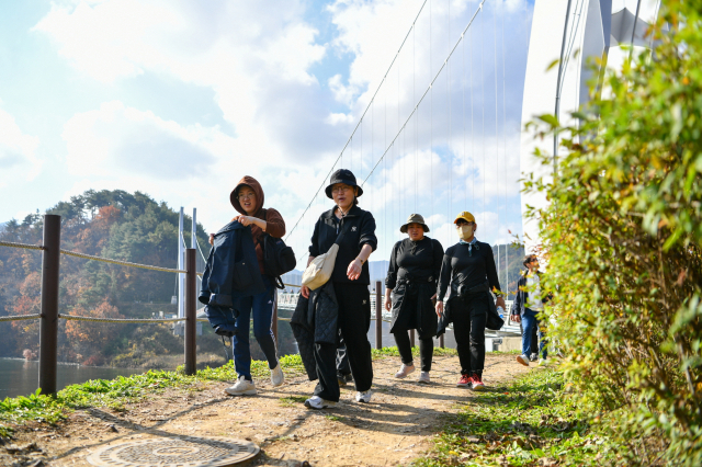 시민들이 영주댐 인근을 걷고 있다. 영주시 제공