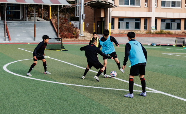 포항제철초등학교 축구부 선수들이 패스 연습을 하고 있다. 이화섭 기자