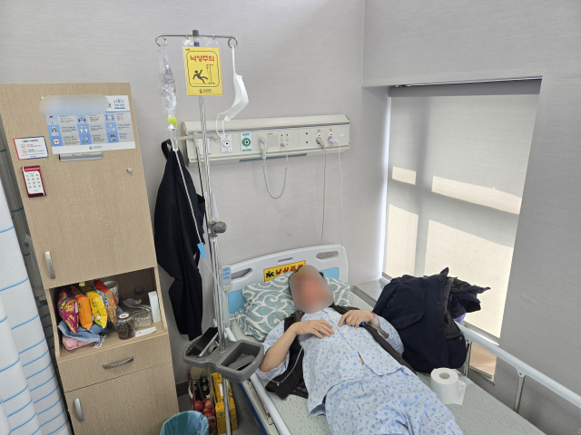 대구 도심 한복판에서 천공기가 도로 위로 쓰러지는 아찔한 사고 속에서 목숨을 건진 택시 기사가 병원에 입원한 모습. 임재환 기자