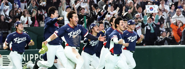 한국 야구대표팀이 9일 일본 도쿄돔에서 열린 2026 WBC C조 조별리그 최종전 호주와의 경기를 7대2 승리로 이끌며 8강 진출을 확정한 직후 그라운드로 몰려나가며 기뻐하고 있다. 연합뉴스
