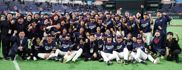 한국 야구대표팀이 9일 일본 도쿄돔에서 열린 2026 WBC C조 조별리그 최종전 호주와의 경기를 7대2 승리로 이끌며 8강행을 확정한 뒤 기념 사진을 찍고 있다. 연합뉴스