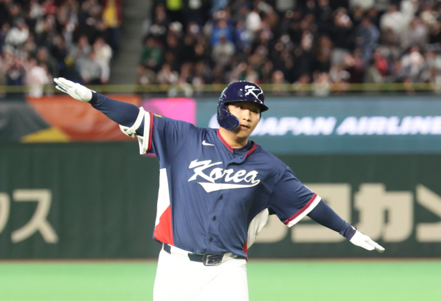 한국의 문보경이 9일 일본 도쿄돔에서 열린 2026 WBC C조 조별리그 최종전 호주와의 경기 2회초 2점 홈런을 친 뒤 그라운드를 돌며 