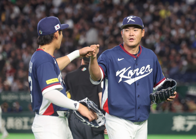 한국의 노경은이 9일 일본 도쿄돔에서 열린 2026 WBC C조 조별리그 최종전 호주와의 경기 3회말을 무실점으로 막자 동료 이정후가 반겨주고 있다. 연합뉴스