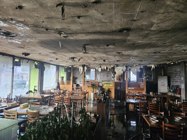 10일 오전 7시 11분 동구 동호동 상가 건물 1층에서 불이 나 식당 일부가 불탔다. 대구동부소방서 제공