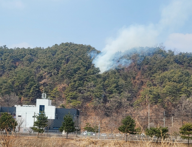 10일 오후 1시 7분쯤 경북 봉화군 봉화읍 적덕리 한 야산에서 산불이 발생해 30여 분 만에 진화됐다. 산림청 제공