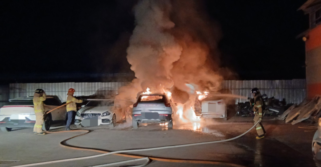 지난 9일 오후 9시 41분쯤 안동시 수하동 한 자동차 수리업체에서 주차된 차량에서 불이 났다. 경북소방본부 제공