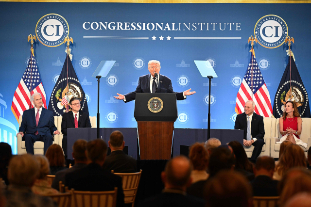 9일(현지시간) 미국 플로리다 도럴에 있는 리조트에서 도널드 트럼프 대통령이 공화당 하원의원들을 대상으로 연설하고 있다. APF 연합뉴스