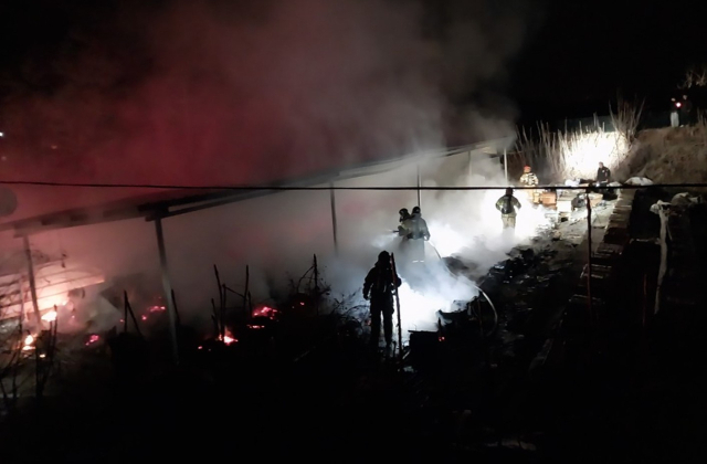 지난 9일 오후 8시 44분쯤 예천군 지보면 어신리의 한 양봉장에서 불이 났다. 경북소방본부 제공