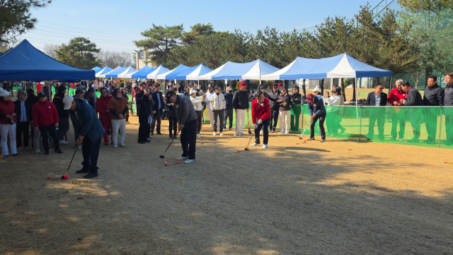 지난 8일 영천 웨스트우드 피닉스 파크골프장 개소식에서 참석자들이 시타를 하고 있다. 골프장 제공