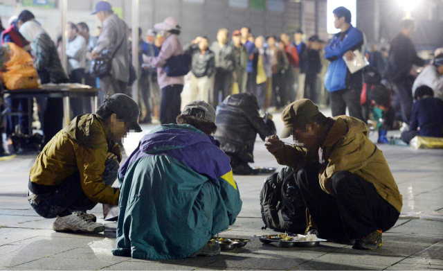 대구역 광장 노숙인 쉼터를 찾은 노숙인들이 한 봉사단체에서 제공하는 무료급식을 받아 한 끼를 떼우고 있다. 매일신문DB