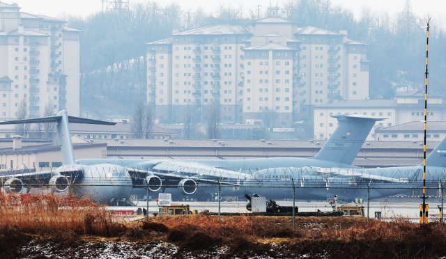 6일 경기도 평택시 주한미공군 오산기지에 C-5와 C-17 등 대형 미군 수송기들이 대기하고 있다. 연합뉴스