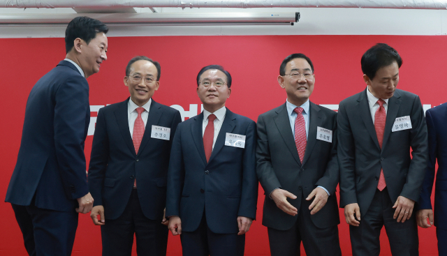 6·3 지방선거 대구시장에 도전하는 국민의힘 예비후보들이 10일 서울 영등포구 여의도 국민의힘 중앙당사에서 열린 광역단체장 후보 면접에 참석하며 기념 촬영을 준비하고 있다. 왼쪽부터 국민의힘 최은석·추경호·윤재옥 의원, 주호영 국회부의장, 유영하 의원. 연합뉴스