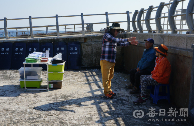 고 김성도, 김신열 부부가 독도 동도 선착장에서 독도사랑카페를 열고 관광객을 맞았다. 조준호 기자