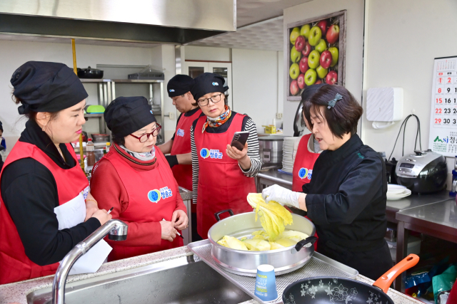청송군이 지역 일반음식점 영업주와 종사자 20여 명을 대상으로 