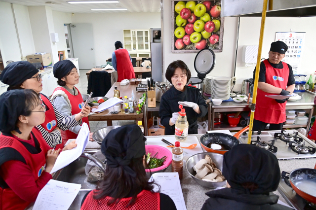 청송군이 지역 일반음식점 영업주와 종사자 20여 명을 대상으로 