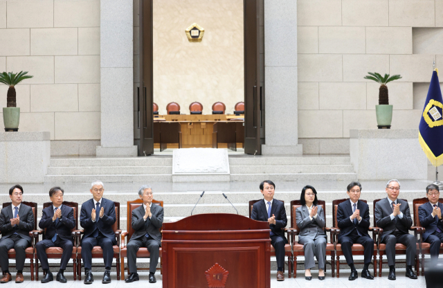 3일 서초동 대법원에서 열린 노태악 대법관 퇴임식에서 조희대 대법원장 등이 박수를 치고 있다. 연합뉴스