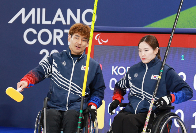 10일(현지시간) 이탈리아 코르티나 컬링 올림픽 스타디움에서 열린 2026 밀라노·코르티나담페초 동계 패럴림픽 휠체어컬링 믹스더블 준결승 대한민국 대 미국의 경기. 한국의 이용석과 백혜진이 스톤을 보며 대화하고 있다. 연합뉴스
