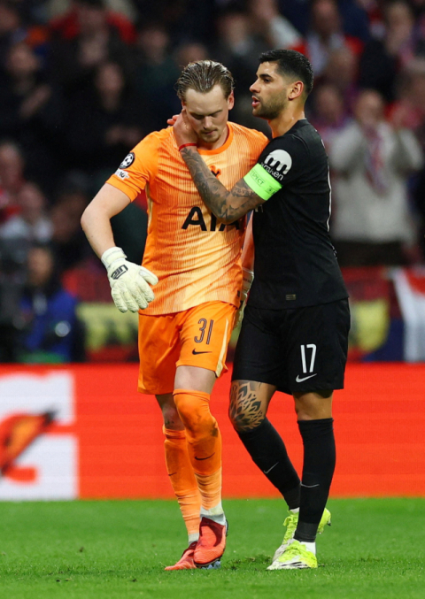 토트넘, 골키퍼의 잇딴 실수로 초반에 무너져…공식전 6연패