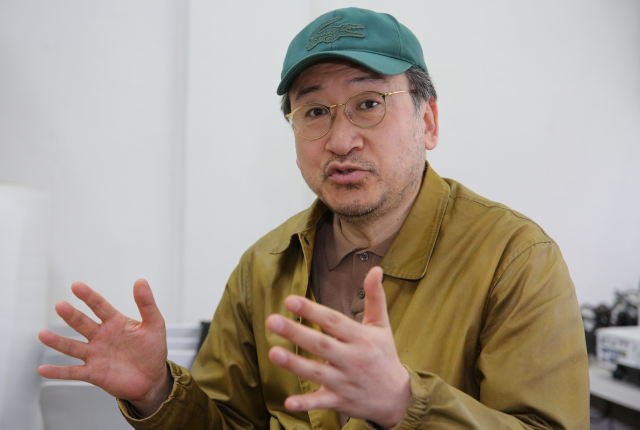 김진석 대표가 비영리전시공간 싹 사무실에서 지난 20년 간의 이야기를 들려주고 있다. 김도훈 기자