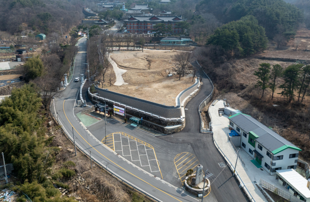 11일 대구 동구 진인동 도림사 입구에 주차장과 4단 규모 옹벽이 조성돼 있는 모습. 우태욱 기자 woo@imaeil.com