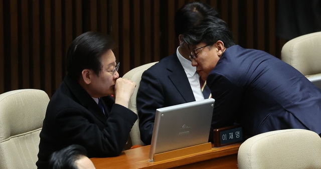 지난 2024년 12월 1일 국회에서 당시 이재명 더불어민주당 대표와 진성준 당 정책위의장이 대화를 나누고 있다. 연합뉴스