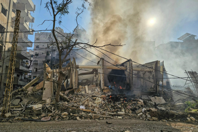 11일(현지시간) 레바논 수도 베이루트 외곽에 있는 한 건물이 이스라엘군의 공습으로 파괴됐다. AFP 연합뉴스