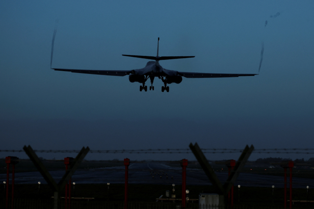 지난 11일 영국 글로스터셔(Gloucestershire)에 위치한 RAF 페어포드(RAF Fairford) 공군 기지에 미공군 B-1B 폭격기가 착륙하고 있다. 로이터 연합뉴스