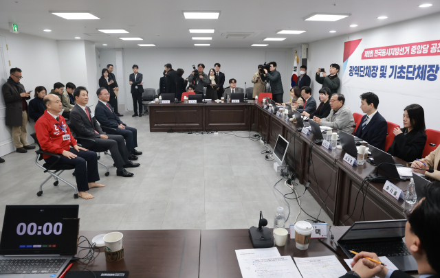 국민의힘 이정현 공천관리위원장이 10일 서울 영등포구 여의도 중앙당사에서 열린 6·3 지방선거 광역단체장 및 기초단체장 후보자 면접에 앞서 발언하고 있다. 국민의힘 대구시장 예비후보인 김한구 전 달성군 새마을협의회 감사, 국민의힘 유영하·윤재옥 의원이 면접 시작을 기다리고 있다(왼쪽). 연합뉴스