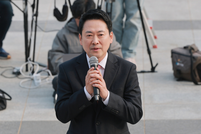 국민의힘 장동혁 대표가 11일 국회 본청 앞 계단에서 대한의사협회가 연 성분명처방 저지 궐기대회에 참석해 인사말하고 있다. 연합뉴스