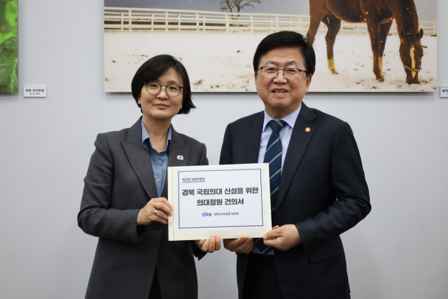 임미애 더불어민주당 의원(경북도당위원장) 11일 국회에서 최교진 교육부 장관을 만나 