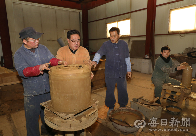 흙을 반죽한 뒤 모골(틀)을 이용해 기와 형태를 만드는 과정. 전통기와는 손으로 두드리고 성형하는 방식으로 제작된다. 정운철 기자 woon@imaeil.com