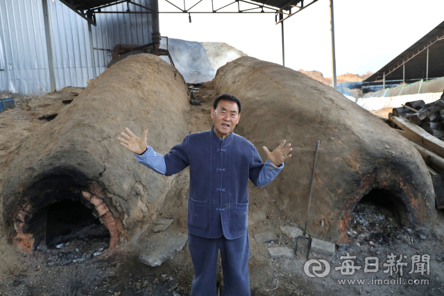 경북 무형문화재 제43호 제와장 정문길 씨는 