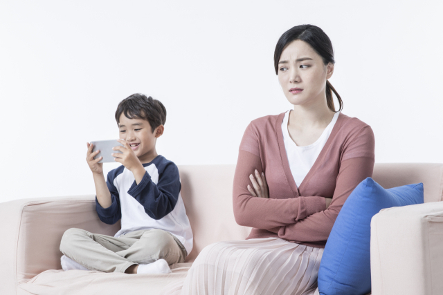 스마트폰 이용 관련 이미지. 클립아트코리아.