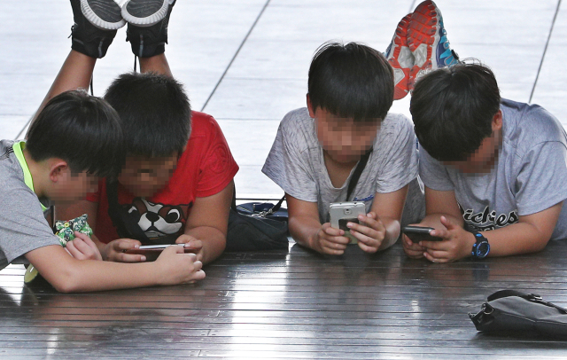 스마트폰을 보고 있는 학생들. 매일신문 DB.
