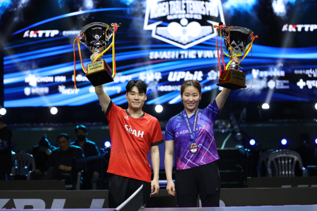 지난해 프로탁구 왕중왕전 남녀부 챔피언 장우진(왼쪽)과 이은혜. 한국프로탁구연맹 제공.