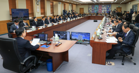 사법개혁 3법 시행 첫날부터 파장…대법원장 고발·1호 재판소원