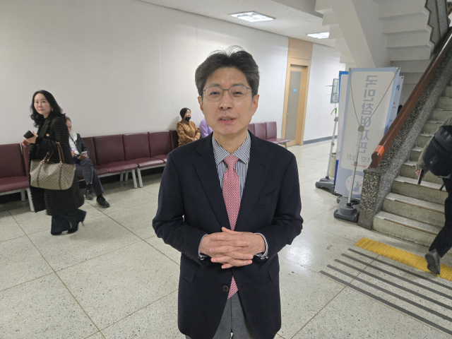 정장수 전 대구시 경제부시장이 12일 오전 법정을 나서며 취재진과 인터뷰를 하고 있다. 임재환 기자