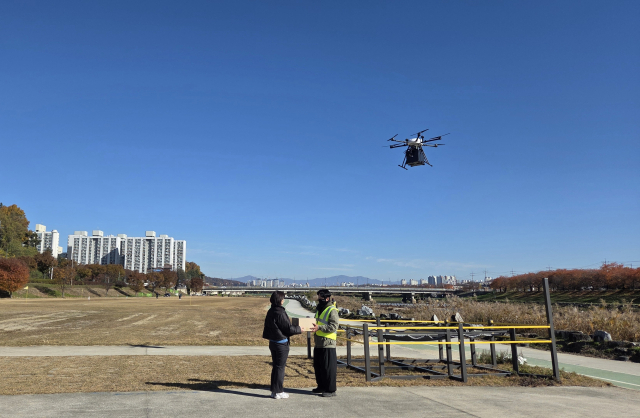 영주 서천둔치 배달점으로 드론을 이용해 음식을 배송하고 있다. 영주시 제공