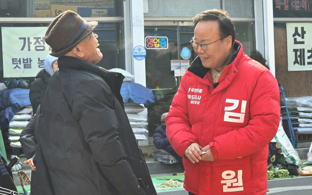 김재원 경상북도지사 예비후보가 12일 안동과 봉화 전통시장을 찾아 도민들과 소통에 나섰다. 김재원 예비후보 선거사무소 제공