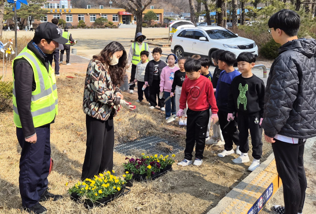 영주 이산초등학교 학생들이 학교 인근 도로변과 울타리 주변을 가꾸는 국토대청결 운동을 준비하고 있다. 이산초 제공