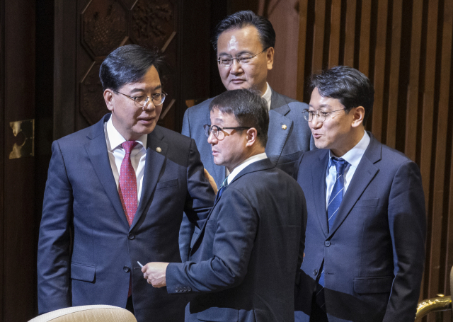 더불어민주당과 국민의힘 원내지도부들이 12일 국회에서 열린 3월 임시국회 1차 본회의 도중 안건 처리 순서를 두고 협의하고 있다. 국민의힘 송언석 원내대표, 유상범 원내운영수석부대표, 더불어민주당 천준호 원내운영수석부대표, 한병도 원내대표. 연합뉴스