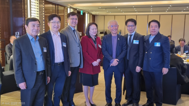 서울 중구 웨스틴조선호텔에서 열린 서울대 자연과학대학 SPARC 리더스 포럼 제46차 조찬 모임에서 박준희 아이넷방송그룹 회장과 참석자들이 기념촬영을 하고 있다. [사진=아이넷방송그룹]
