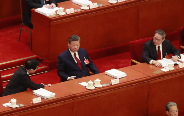 시진핑 중국 국가주석(오른쪽)이 5일 베이징 인민대회당에서 개최된 전국인민대표대회(전인대) 연례회의 도중 지도부와 대화를 나누고 있다. 연합뉴스