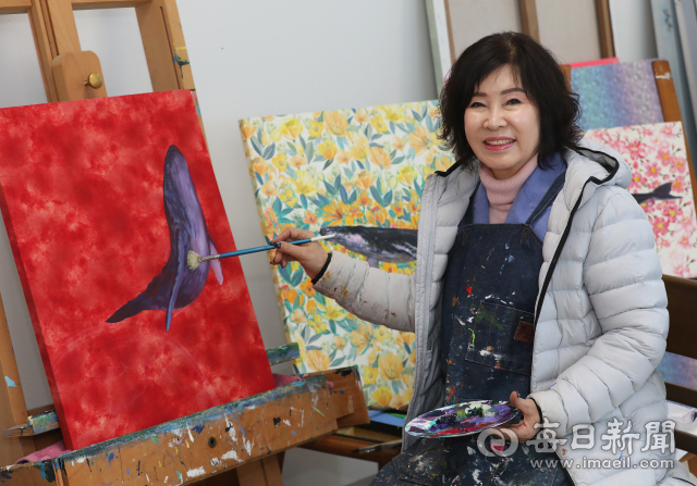 이종선 (주)젠텍스 대표이사가 화실에서 