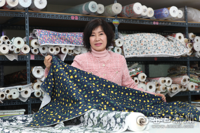 나염 전문 무역회사 ㈜젠텍스를 운영하는 이종선 대표가 원단 디자인을 살펴보고 있다. 기업 경영과 예술 활동을 병행하며 독창적인 작품 세계를 펼치고 있는 그는 사업가이자 화가라는 이중의 삶을 이어가고 있다. 정운철 기자 woon@imaeil.com